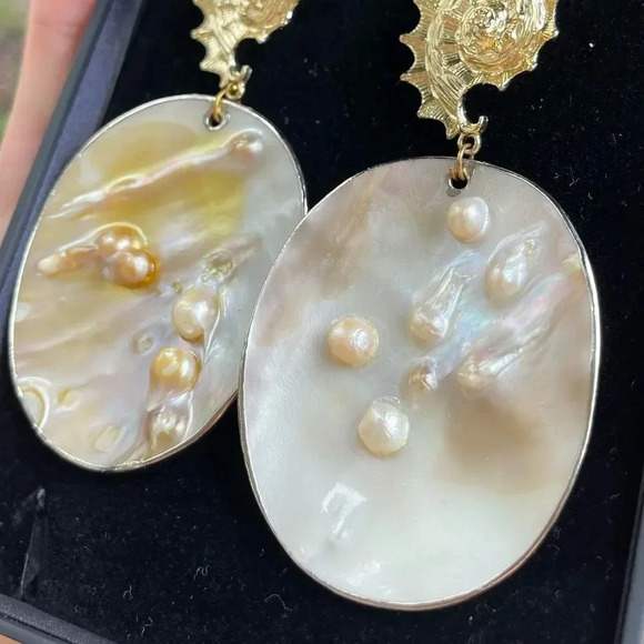 VintageMother Of Pearl Gold Earrings - Picture 4 of 7